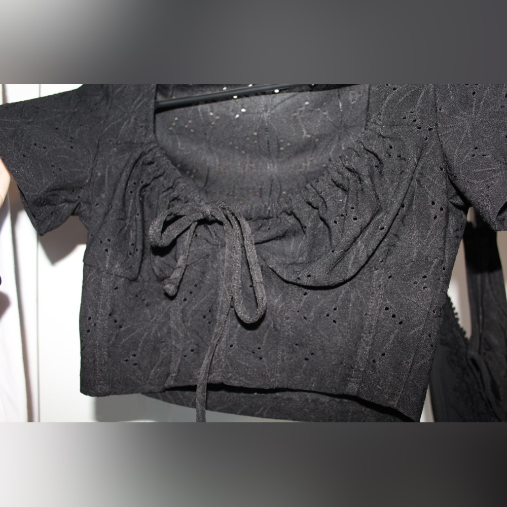 Women’s crop top black eyelet Tie Front - small
